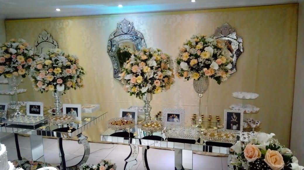 Decoração dourada com espelhos e arranjos florais no Spazio Cezane