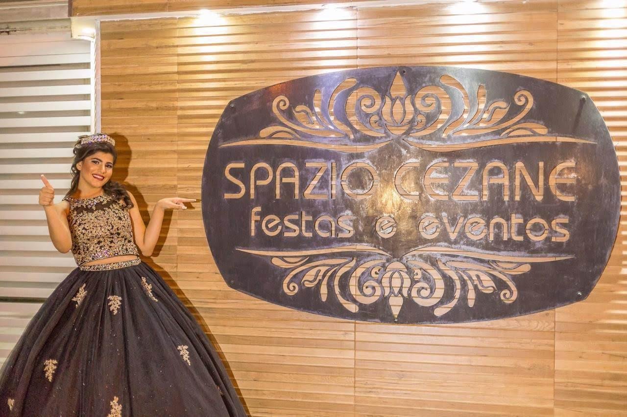 Fachada e letreiro do Spazio Cezane Festas e Eventos